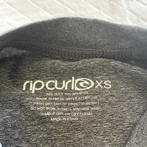 🎄2 / $27. 🎄Rip-curl size XS long sleeved workout grey & white top. - Picture 3 of 5